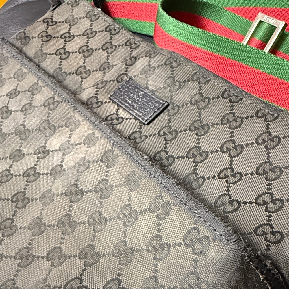 Gucci Sherry Line Black Messenger Bag with Iconic Green and Red Adjustable Strap - Picture 2 of 16